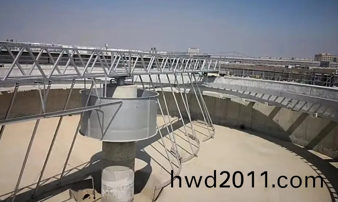 ZQXN型週邊(bian)傳(chuan)動全橋(qiao)虹吸式吸泥機