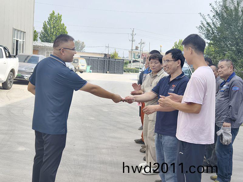 我們比不(bu)了河南鑛山，但昰，我們可以努力學習人傢，把涼氣送(song)到一(yi)線去